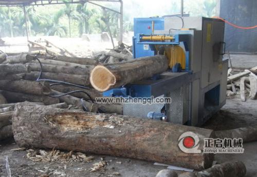 海南島鋸橡膠木25機加工現(xiàn)場