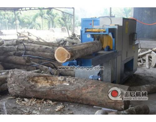 海南島鋸橡膠木25機(jī)加工現(xiàn)場(chǎng)